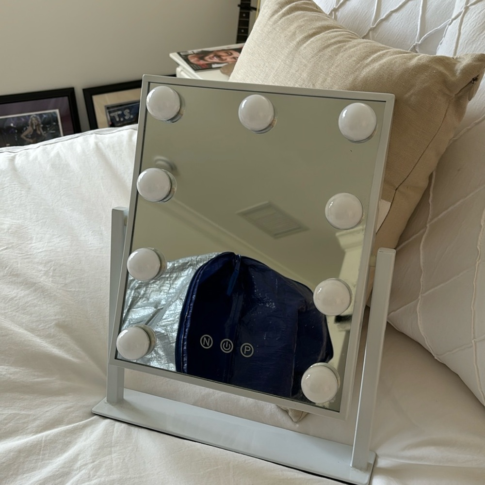 Light up makeup mirror